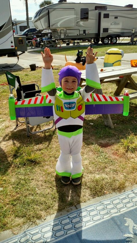 Buzz Lightyear Costume Diy, Buzz Lightyear Costume Toddler, Disfraz Buzz Lightyear, Buzz Costume, Buzz Lightyear Wings, Homemade Wings, Buzz Lightyear Party, Childrens Halloween Costumes, Buzz Lightyear Costume