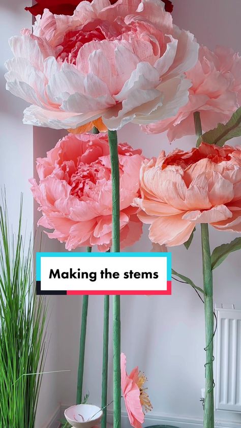 Giant Paper Flower Stand Diy, Giant Flower Stem Diy, Diy Large Standing Flowers, How To Make Life Size Flowers, Diy Large Flowers How To Make, Making Giant Flowers, Life Size Flowers Diy, Diy Large Foam Flowers, Huge Flowers Diy