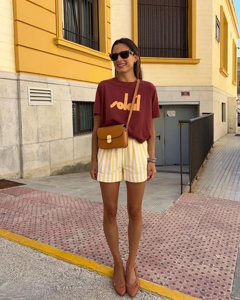 Yellow Shorts Outfit, Striped Shorts Outfit, Singapore Outfit, Outfits With Striped Shirts, Parisian Summer, European Summer Outfits, Quoi Porter, Summer Shorts Outfits, Street Style Summer