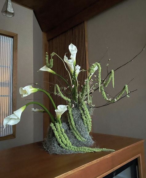 Weird Floral Arrangements, Unique Flower Arrangements Modern, Lotus Pod Arrangement, Sculptural Floral Arrangements, Ikebana Wedding Centerpieces, Ikebana Wedding, Foliage Wedding Decor, Modern Ikebana, Hotel Flower Arrangements