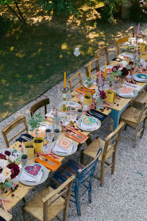 Best Al fresco outdoor dining ideas to get you ready to plan your perfect wedding in countryside of Triveneto, Italy |  From Boho to romantic style , this inspiring summer tablescape idea is beautiful! Outdoor Tablescapes, Dinner Table Set Up, Dinner Table Set, Italian Feast, Family Style Table, Ivy Flower, Colorful Table Setting, Al Fresco Dinner, Outdoor Dinner Parties