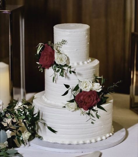 Black And White Wedding With Red Roses, White Wedding With Red Roses, Wedding With Red Roses, Classic Black And White Wedding, Black And White Wedding, White Wedding, Wedding Inspo, Classic Black, Red Roses