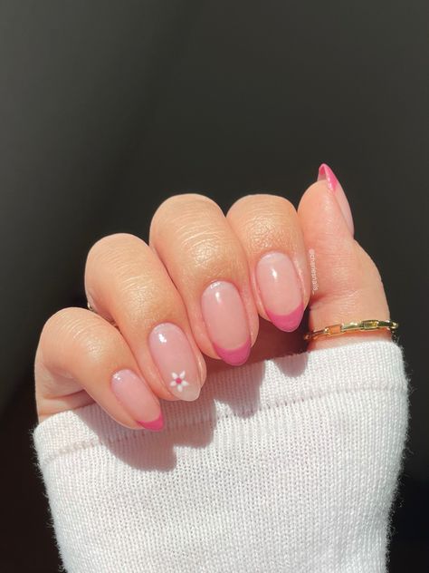 Instagram: cheriesnails_ || pink french tip nails mini flower nail art design inspo spring summer nail trends gel nail designs Cute Almond Nails Design, Almond Nails Design Ideas, Stylish Almond Nails, Pink Nails Flower, Manicure French Tip, French Tip Nails With Design, Cute Almond Nails, Summer Florida, Colors Nails