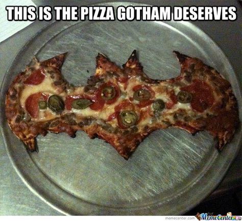 Bat pizza Batman Food, Geek Food, Pizza Day, I Am Batman, Batman Birthday, Batman Logo, Love Pizza, Play Food, Food Humor