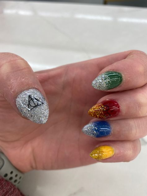 Harry Potter Nail Decals, Harry Potter Nail Inspiration, Hogwarts Nail Art, Harry Potter House Nails, Disney Universal Nails, Harry Potter Nails Designs Simple, Cute Harry Potter Nails, Nerdy Nail Art, Harry Potter Acrylic Nails