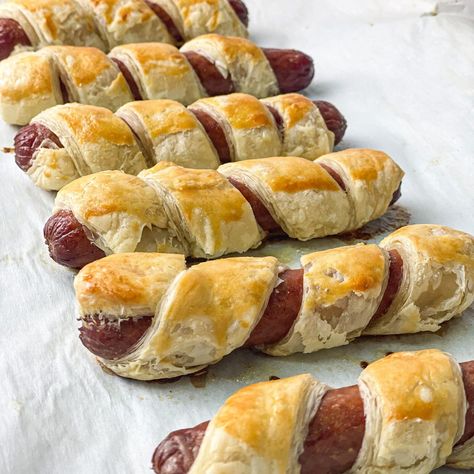 Hot Dogs Wrapped in Puff Pastry Mini Puff Pastry, Puff Pastry Recipes Savory, Baked Hot Dogs, Wrapped Hot Dogs, Hot Dogs Recipes, Homemade Tzatziki Sauce, Homemade Tzatziki, Dog Wrap, Meat Appetizers