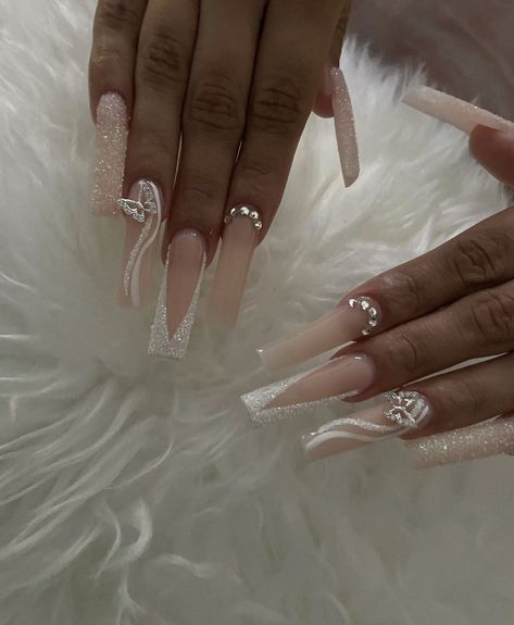 Light Long Nails, Nail Ideas For Prom White, Pretty White Acrylic Nails, Prom Nails Acrylic Classy White, White Acrilyc Nails With Design, White Set Nails, Prom Nails Acrylic White, Birthday White Nails, White Nails Prom