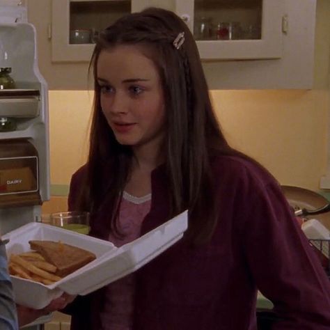 Rory Gilmore Hair, Rory Gilmore Style, Gilmore Girls Fashion, Gilmore Girls Outfits, Team Logan, Gilmore Girl, The Cardigans, Alexis Bledel, Lorelai Gilmore