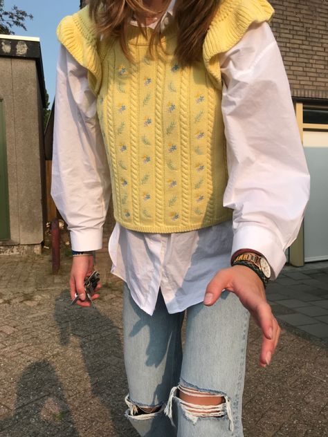 Yellow Vest Outfit, Knit Vest Outfit, Zara Vest, Yellow Vest, Cold Weather Outfit, Vest Outfit, Quoi Porter, Mum Fashion, Maxi Skirt Outfits