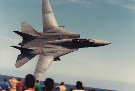 That time an F-14 Tomcat pilot made a super low flyby on USS America F-14d Super Tomcat, Uss America, Plane Photos, Naval Aviator, F14 Tomcat, F-14 Tomcat, Military Jets, Flight Deck, Aircraft Carrier