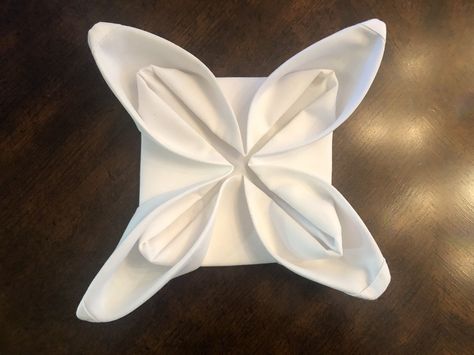 Butterfly Napkin Fold, Square Napkin Folding Ideas, Flower Napkin Folding, Flower Napkin Fold, Centerpieces Candles, Crystal Drinkware, Cloth Napkin Folding, Napkin Folds, Creative Napkins