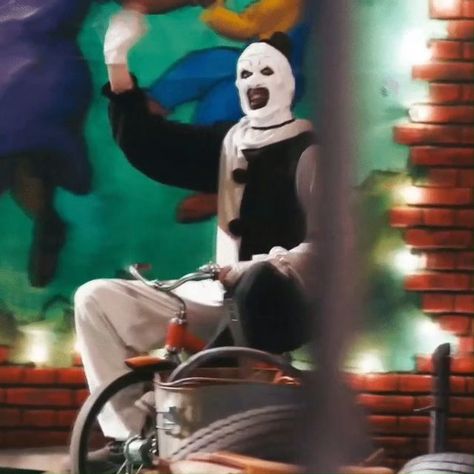 Terrifier 2 on Instagram: "Rolling into the weekend like.... #terrifier #weekend #hallween #terrifier #arttheclown" Terrifier 2, Clown Pics, Cute Group Halloween Costumes, Art The Clown, Scary Movie Characters, Horror Pictures, Funny Horror, Joker Art, Horror Icons