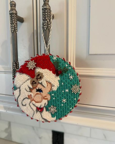 Thanks to @needlepoint_panda for this GREAT #santa #needlepoint #ndlpt post. Santa Needlepoint, Needlepoint, Design