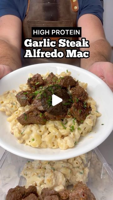 Kyle Smith on Instagram: "Tasty shreds made a high protein low calorie pasta dish and didn’t use a single drop of cottage cheese. Let me show you how I did it. 4 servings for this one! 568 calories and 58g protein. Ingredients: -24oz. Top round steak -chives -garlic -white onion -200ml Fairlife fat free milk -100g 1/3 reduced fat cream cheese -60g fat free mozzarella -8oz banza pasta 🍝 #pasta #alfredo #steak #cook #foodie #foodiegram #healthyfood #highprotein #lowcalorie #mealprep #mealprepping #mealplanning #cozy #cheflife #foodism" Steak Alfredo, Banza Pasta, Low Calorie Pasta, Pasta Calories, Top Round Steak, Round Steak Recipes, Protein Ingredients, Garlic Steak, Cube Steak Recipes