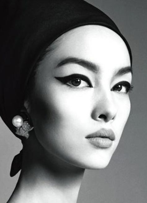 Fei Fei Sun in Vogue Italia Fei Fei Sun, Graphic Eyes, 얼굴 드로잉, Bold Brows, Woman In Black, Richard Avedon, Steven Meisel, Vintage Makeup, Foto Art