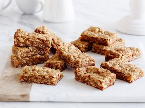 Get Giada De Laurentiis's Apricot Oat Bars Recipe from Food Network Oat Bars Recipe, Giada At Home, Oat Bar Recipes, Holiday Baking Recipes, American Desserts, Store Bought Cake, Oat Bars, Giada De Laurentiis, Bar Recipes