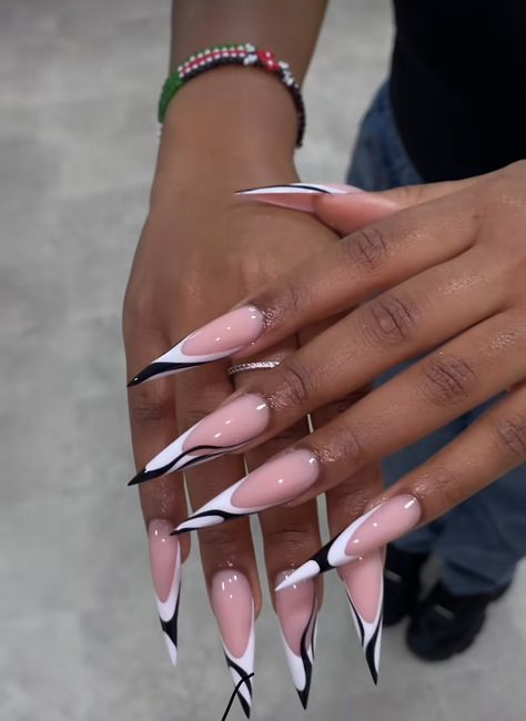 Nail Art Designs Pointy Nails, Birthday Nails Long Almond, Stiller Nails Ideas, Nail Stelitto Ideas, Black French Tip Design Nails, Summer Nail Inspo Stiletto, Stalitoes Nails Design, Cute Pointy Nails, Stilleto Nails French Tip Designs