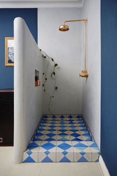 La douche à l'italienne se laisse séduire par les couleurs intenses, grâce aux carrelages imprimés et peintures nuancées Små Rum Lidt Plads, Mediterranean Bathroom, Paint Trends, Nice Homes, Bad Inspiration, Shower Cabin, Shower Niche, Maximalism, White Tiles