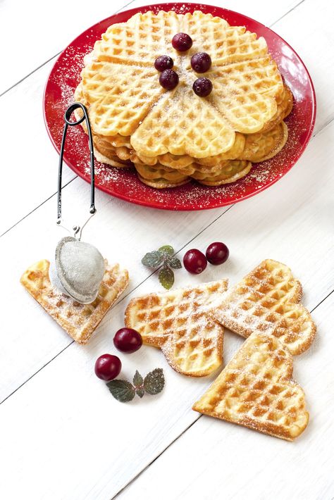 Waffles de Corazón. Hearts Everywhere, Hot Cakes, Korean Food, Breakfast Brunch, Waffles, Cake