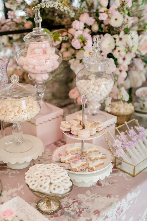 Pink And White Baby Shower Flowers, Teaparty Baby Shower Theme, Simple Pink Baby Shower Ideas, Tea With The Mommy To Be, Cozy Baby Shower Ideas, Soft Baby Shower Theme, Vintage Pink Baby Shower Ideas, Romantic Baby Shower Ideas, Classic Baby Shower Decor