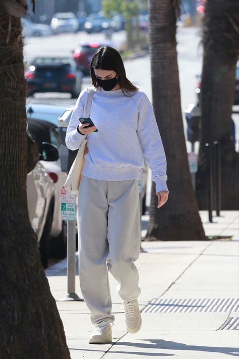 Kendall Gray, Jogging Outfit, Kendall Jenner Street Style, Cabinet Medical, Kendall Style, Model Street Style, Santa Monica California, Kendall Jenner Outfits, Kendall And Kylie Jenner