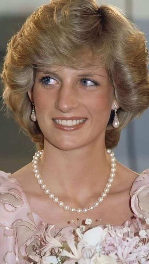 Prinz George, Princess Diana Hair, Diana Wedding, Princess Diana Fashion, Princess Diana Family, Catherine Walker, Princess Diana Photos, Princess Diana Pictures, Diana Princess Of Wales