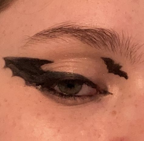 Bat Makeup Halloween, Ghost Eyeliner, Bat Eyeliner, Halloween Eyeliner, Bat Makeup, Eyes Type, Victorian Ghost, Eyeliner Ideas, Bat Halloween