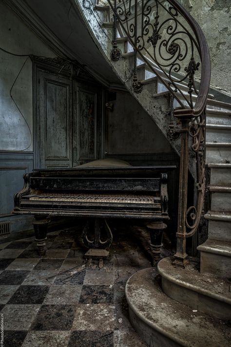 Playing the Concord Sonata by Hans van Vrouwerf on 500px Old Piano, Old Pianos, Full Sail, Castles Interior, Abandoned Castles, Abandoned Mansions, Grand Piano, Abandoned Buildings, Abandoned Places