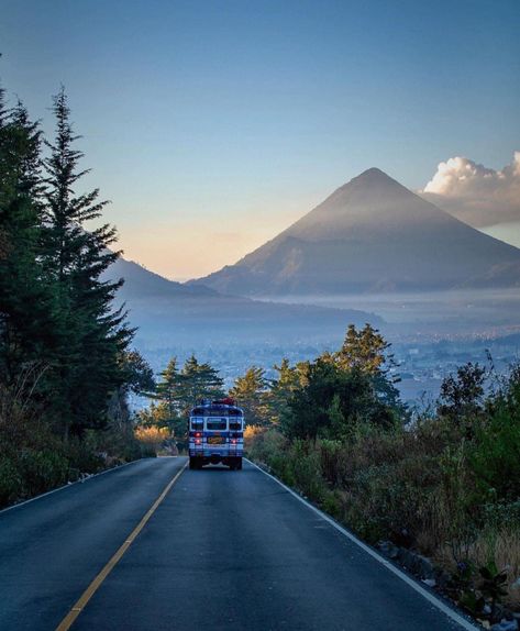 Camino hacia Quetzaltenango (Xela) ❤️ Guatemalan Art, Travel Life, Mount Rainier, Guatemala, Natural Landmarks, Travel, Nature, Quetzaltenango