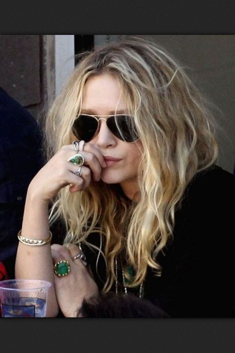 Ashley Olsen wearing Emerald Jewelry Embrace Messy Hair, Olsen Fashion, Olsen Twins Style, Mary Kate Ashley, Olsen Twins, Mary Kate Olsen, Jaclyn Hill, Makeup Guide, Ashley Olsen