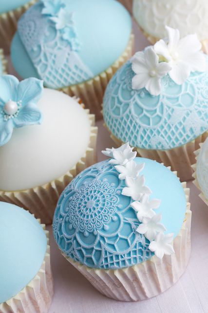 Lovely blue and white wedding cupcakes #wedding #cupcakes #weddingcupcakes #blue #lace Cupcake Receptek, Cupcakes Design, Lace Cupcakes, Kue Macaroon, Decorated Cupcakes, Cake Mini, Blue Cupcakes, Pretty Cupcakes, Torte Cupcake