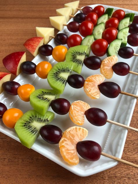 Fruit and Vegetable Rockets Fruits Skewers, New Years Eve Snacks, Fruit Buffet, Fruit Cake Design, Amazing Food Platters, Low Fat Desserts, Fruit Kebabs, Mini Dessert Cups, Fruit Platter Designs