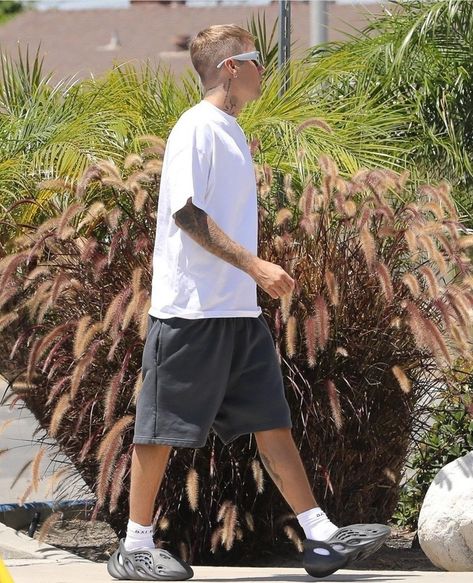 Justin Bieber Shoes, Yeezy Slides Outfit, Kanye Fashion, Justin Bieber Outfits, Justin Bieber Style, Yeezy Outfit, Slides Outfit, Spring Outfits Men, I Love Justin Bieber