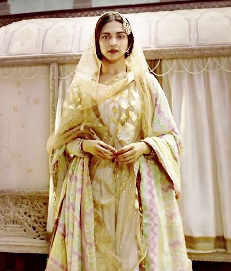 Bajirao mastani Retro Theme Party Outfit, Mastani Deepika Padukone, Bollywood Theme Party Dress, Mastani Dress, Bollywood Theme Party, Bajirao Mastani, Bollywood Theme, Outfit Ideas For Church, Met Gala Dresses