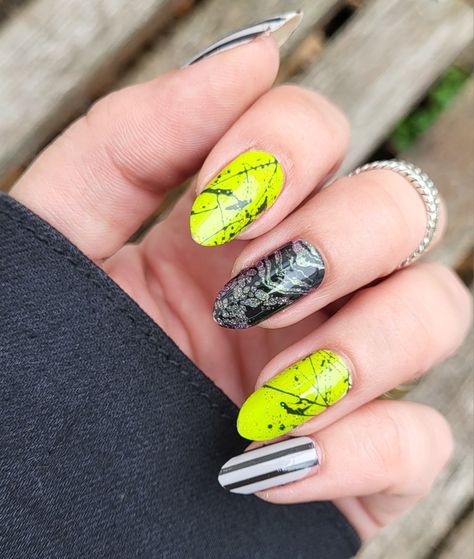 Juicy Pear, between the lines, ghost town, amazing Greige, magic Potion Ghost Town Color Street, Color Street Juicy Pear, Juicy Pear Color Street, Color Street Halloween, Green Mani, Halloween Nail Colors, Magic Potion, Nails Halloween, Street Nails