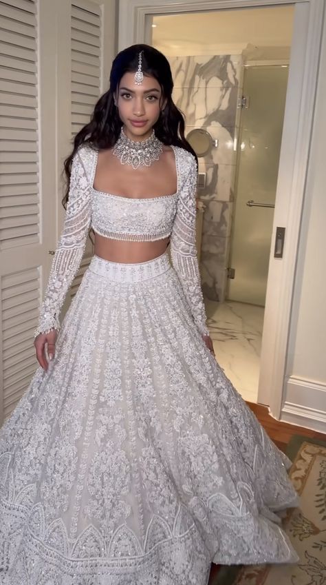 White Wedding Reception Ideas, All White Wedding Reception, Elegant Evening Outfit, Lehenga White, Indian Wedding Reception Outfits, Outfit Inspo School, White Wedding Reception, Reception Outfits, Simple Lehenga