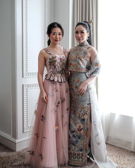 Cheongsam Sangjit, Sangjit Dress, Modern Chinese Dress, Formal Wedding Guest Attire, Classy Bride, Formal Wedding Guests, Hand Painted Dress, Chinese Embroidery, Dresses Classy