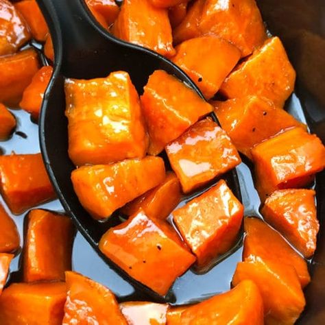 Thanksgiving Crockpot, Crockpot Thanksgiving, Candied Sweet Potato Recipes, Slow Cooker Candy, Crock Pot Sweet Potatoes, Glazed Sweet Potatoes, Sweet Potato Recipes Healthy, Slow Cooker Sweet Potatoes, Candied Yams