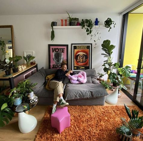 Artsy Maximalism, Modern Eclectic Apartment, Cozy Maximalism, Unique Apartment, Women Cave, Cozy Porch, Cave Room, Music Bedroom, Deco Studio