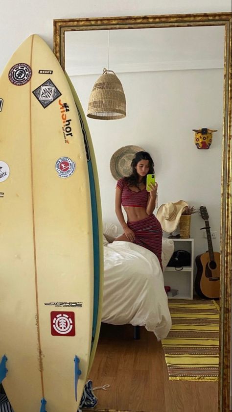 Surfers Bedroom, Surf Mirror, Surfboard Bedroom, Surfer Girl Room Aesthetic, Surfboard Mirror, Surf Room Decor, Surf Room, Beachy Room, Deco Studio