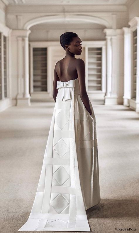 viktor rolf spring 2021 bridal strapless a line wedding dress bow back watteau train (19) bv -- Viktor&Rolf Mariage Spring 2021 Wedding Dresses | Wedding Inspirasi #wedding #weddings #bridal #weddingdress #weddingdresses #bride #fashion #barcelonabridalweek #label:Viktor&Rolf #season:Spring/Summer #week:332020 #year:2021 ~ Empire Waist Gown, Bow Wedding Dress, Wedding Dress With Pockets, Minimalist Wedding Dresses, Viktor Rolf, Viktor & Rolf, Bridal Fashion Week, Strapless Gown, Jenny Packham