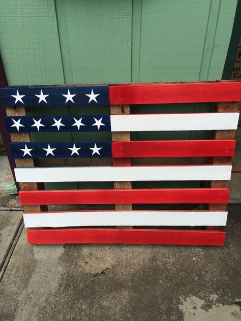 Painted American Flag Pallet Pallet Painting Ideas, Pallet American Flag Diy, American Flag Pallet Diy, Painted Flags On Wood, Pallet Flags, Painted American Flag, Wood Pallet American Flag Diy, Wooden Flags Rustic, American Flag Diy