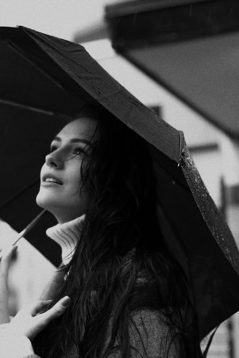 Umbrella Photoshoot, Rainy Photoshoot, Rainy Photography, Rainy Photos, Girl In Rain, Classic Film Noir, Photo Course, Burberry Beauty, Spring Photoshoot