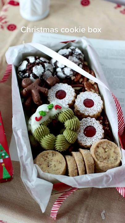 Cookie Box Aesthetic, Cookie Tin Ideas, Christmas Cookie Box Ideas, Christmas Cookies Boxes Ideas, Cookie Box Ideas, Christmas Cookies Aesthetic, Sunday Baking, Christmas Cookie Boxes, Cookies Aesthetic