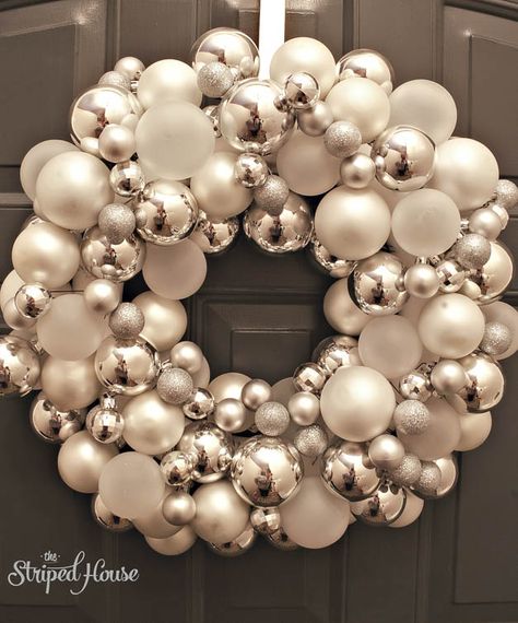 Dekoratívne Vence, Christmas Ornament Wreath, Christmas Wreaths To Make, Xmas Wreaths, Wreath Tutorial, Silver Christmas, Christmas Wreaths Diy, Christmas 2019, Christmas Deco