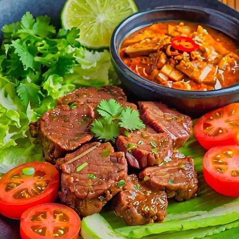 Lok Lak Recipe, Cambodia Recipes, Simple Presentation, Cambodian Food, Sour Soup, Fried Beef, Stir Fries, Cooking Instructions, Beef Dishes