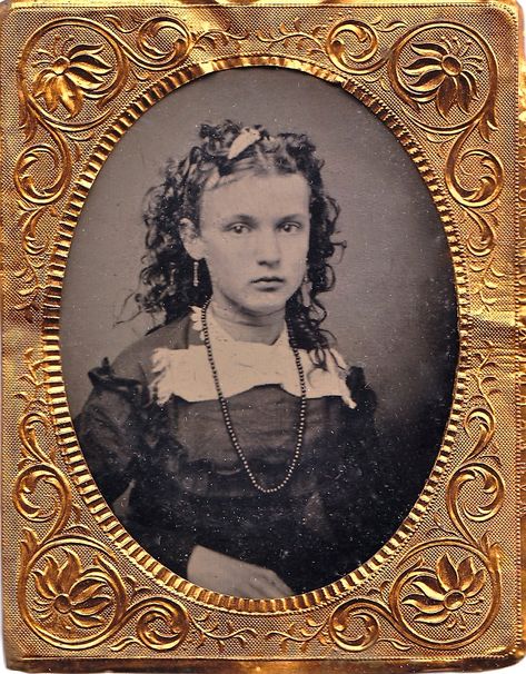 Victorian Ephemera, Country Photography, Tintype Photos, Flowers Frame, Antique Photography, Free Vintage Printables, Framed Photos, Antique Portraits, Victorian Photos