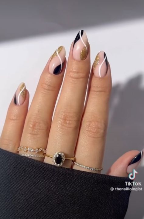 Line Nail Designs, Gold Gel Nails, Nail Art Simple, Black Gold Nails, Nye Nails, Quick Nail Art, Almond Nail Art, New Years Nail Art, Line Nail Art