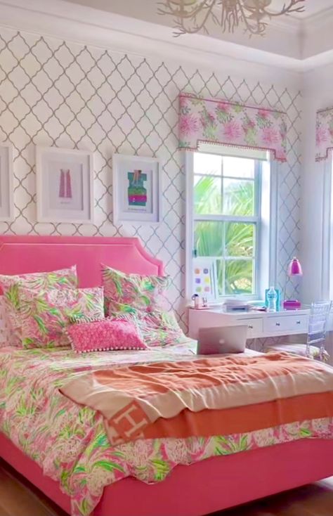 Lilly Pulitzer Bedroom Ideas, Cute Preppy Bed Sets, Lily Pulitzer Wallpaper Room, Preppy Bedding Twin, Lilly Pulitzer Bedroom, Preppy Furniture, Roller Rabbit Bedding Pink, Boarding School Dorm, Preppy Bedrooms