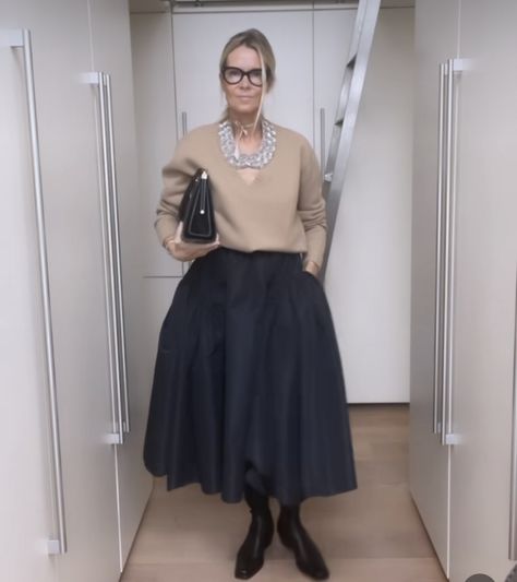 Classic Essence, Volume Skirt, Skirt Ootd, Parisian Outfits, October Fashion, Maxi Skirt Outfits, Casual Work Outfits, Tshirt Outfits, Style And Grace